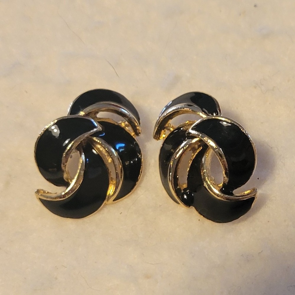 Vintage Unsigned Black Enamel & Gold Tone Stylized Flame Stud .75" Earrings